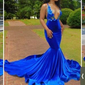 hi , i’m selling this dress because it was a prom dress but i never wore it